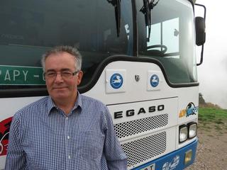 Rogelio pasea su pasión pegasista con el Bierzo Bus.