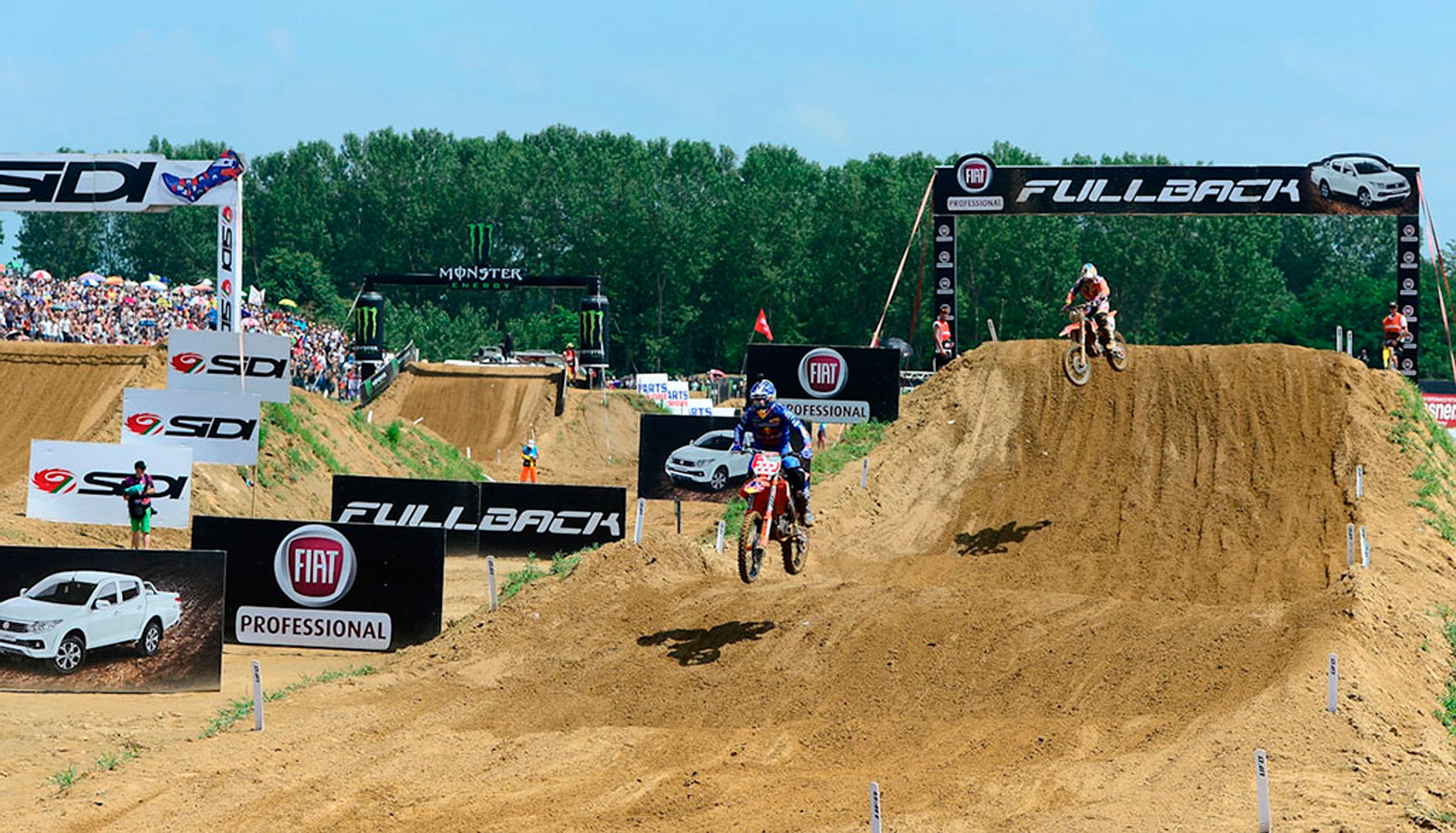 Tony Cairoli triunfa en el Fiat Professional Fullback MXGP