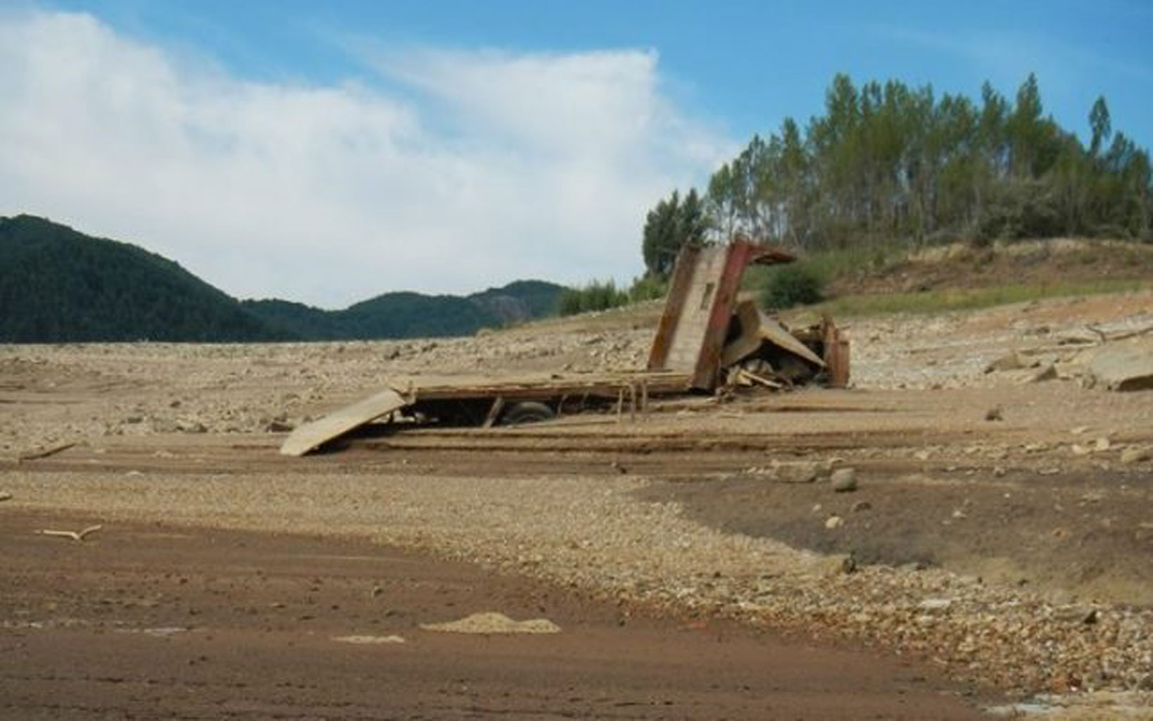 Aparece un camión abandonado en el embalse de Riaño