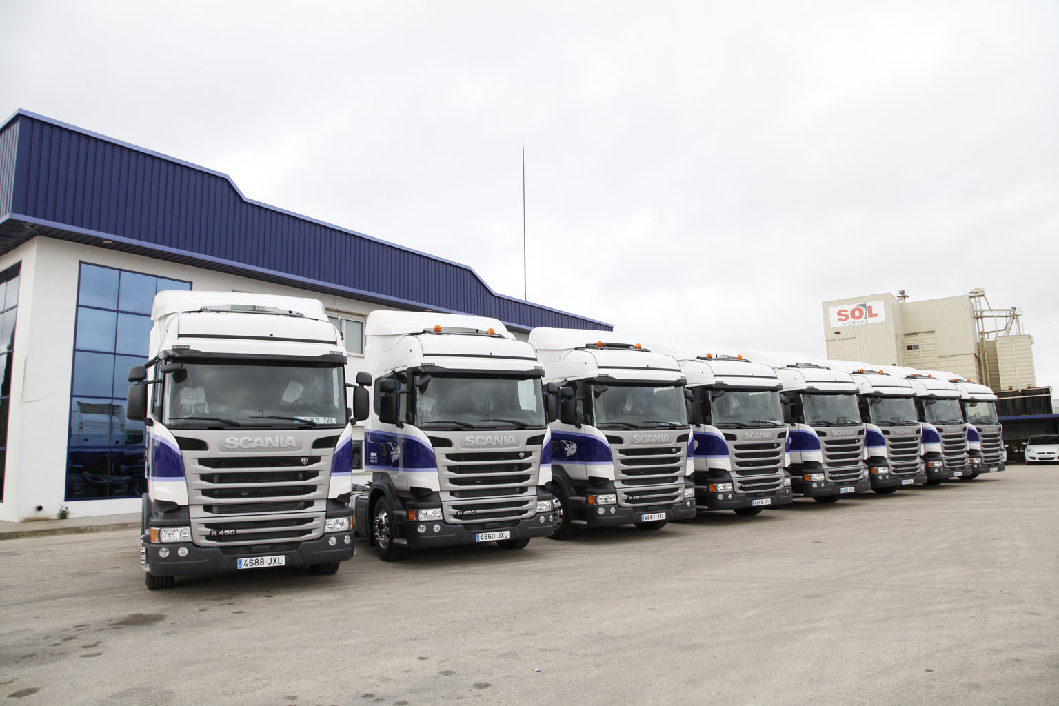 Scania entrega diez camiones a Pañalón S.A.