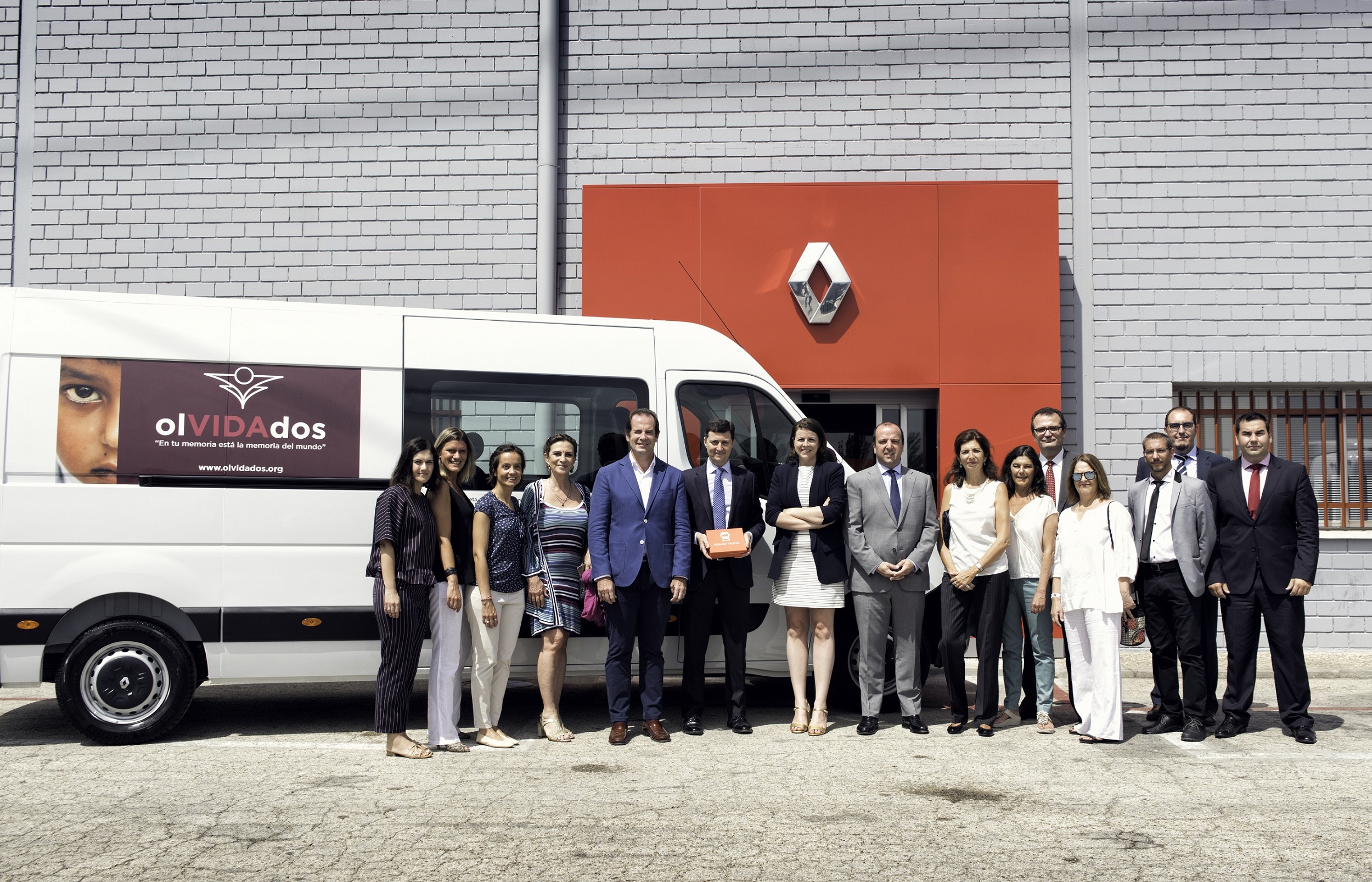 Renault Trucks dona una furgoneta Master a la asociación olVIDAdos