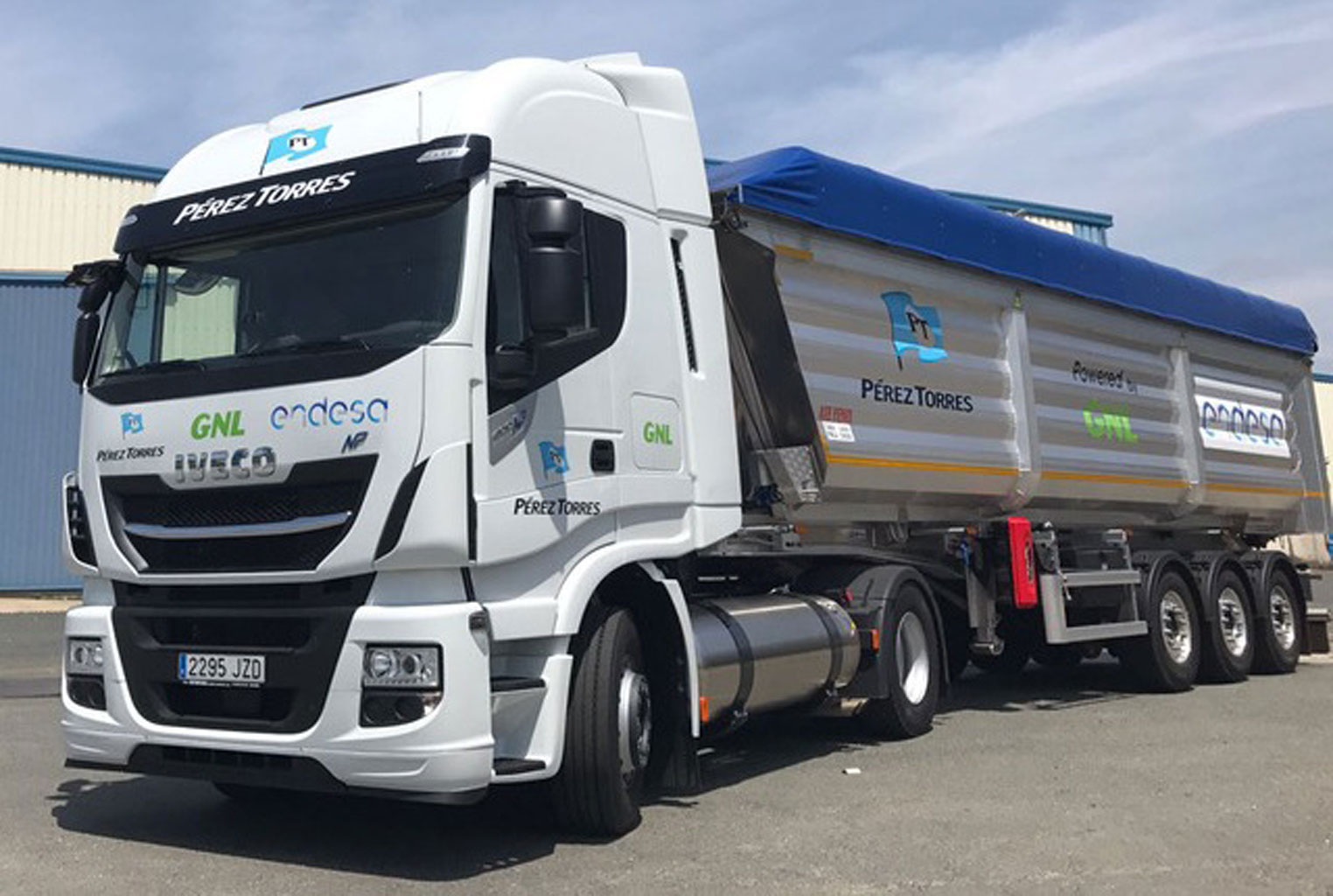 Endesa transporta carbón con un camión a GNL