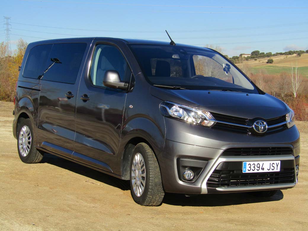 Prueba furgoneta Toyota Verso Shuttle 150D 9 plazas
