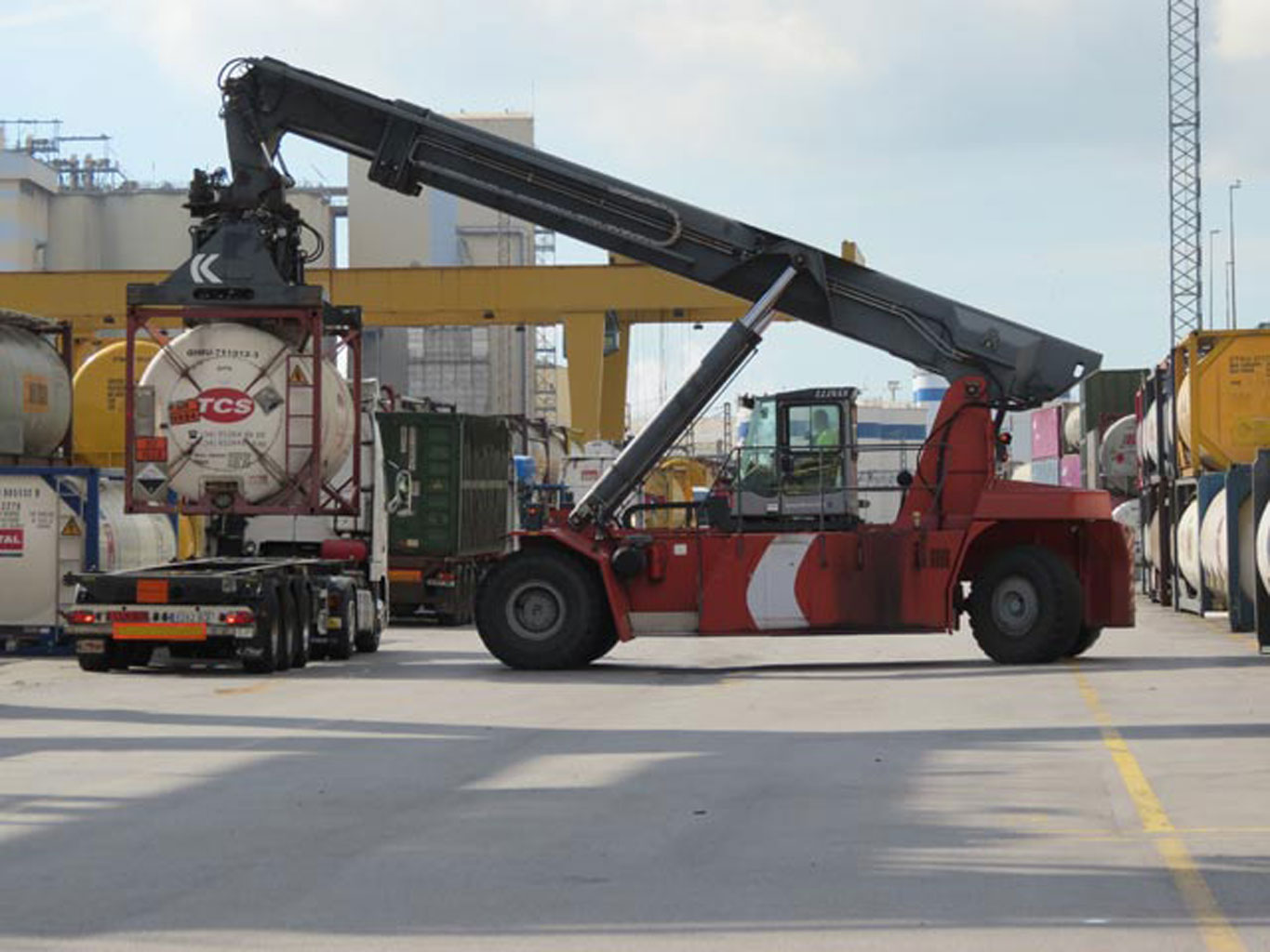 Crecimiento del tráfico en los puertos de Barcelona y Tarragona
