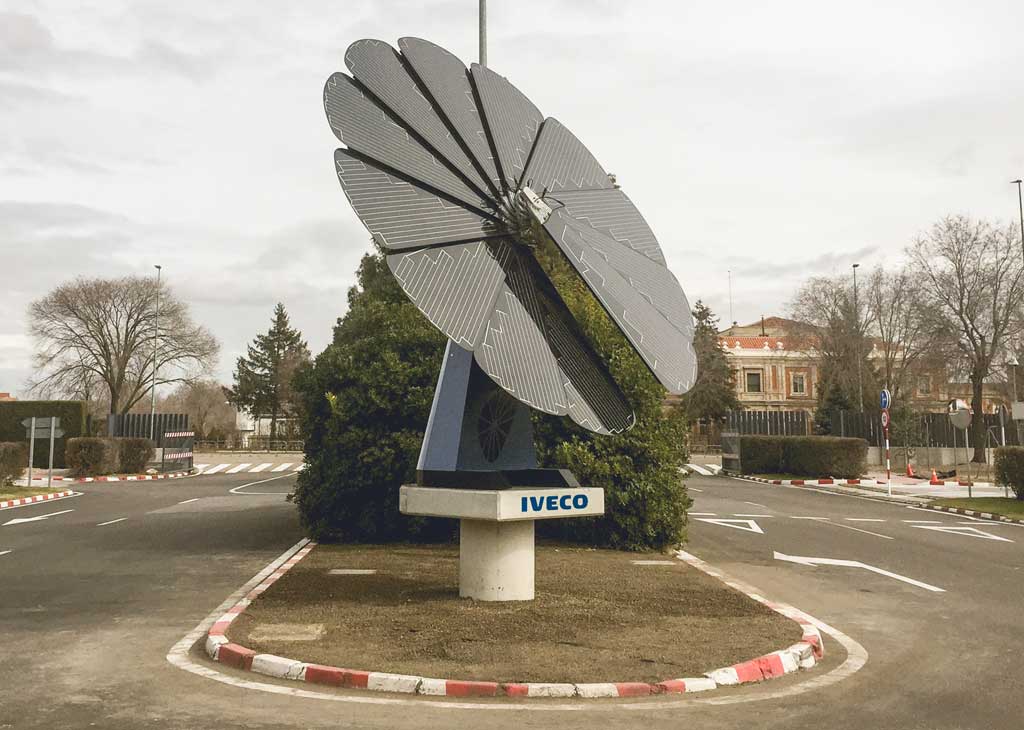 Iveco Valladolid estrena una «Smart Flower» fotovoltaica