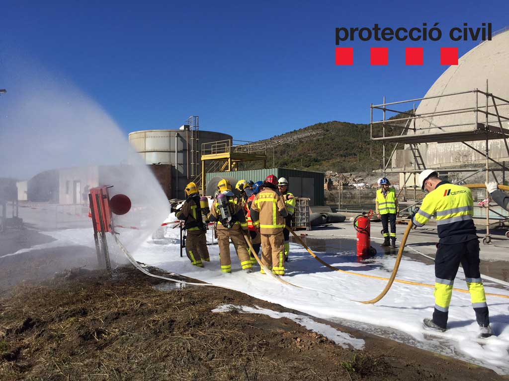 Simulacro de incendio de un camión cisterna en la empresa Cemex