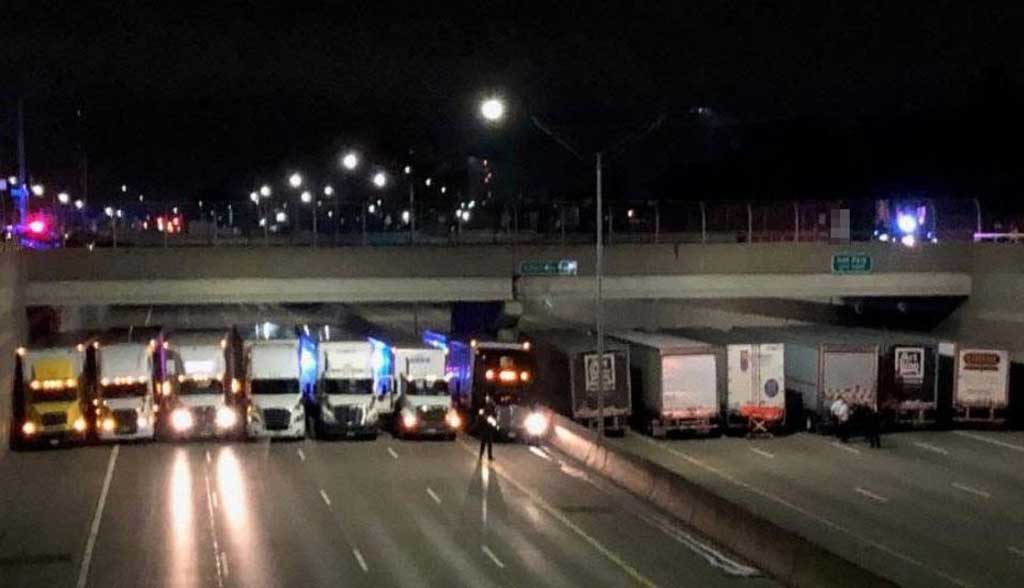 Varios camiones se alinean para impedir un suicidio