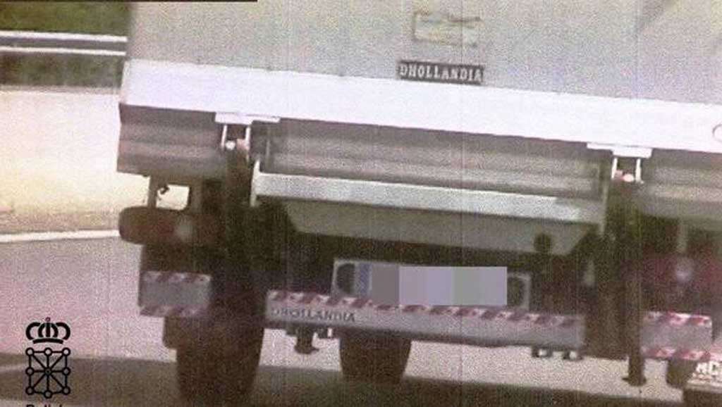 Un camión de reparto es denunciado por circular a 150 cuando el máximo era de 90 km/h. Un camión de reparto es denunciado