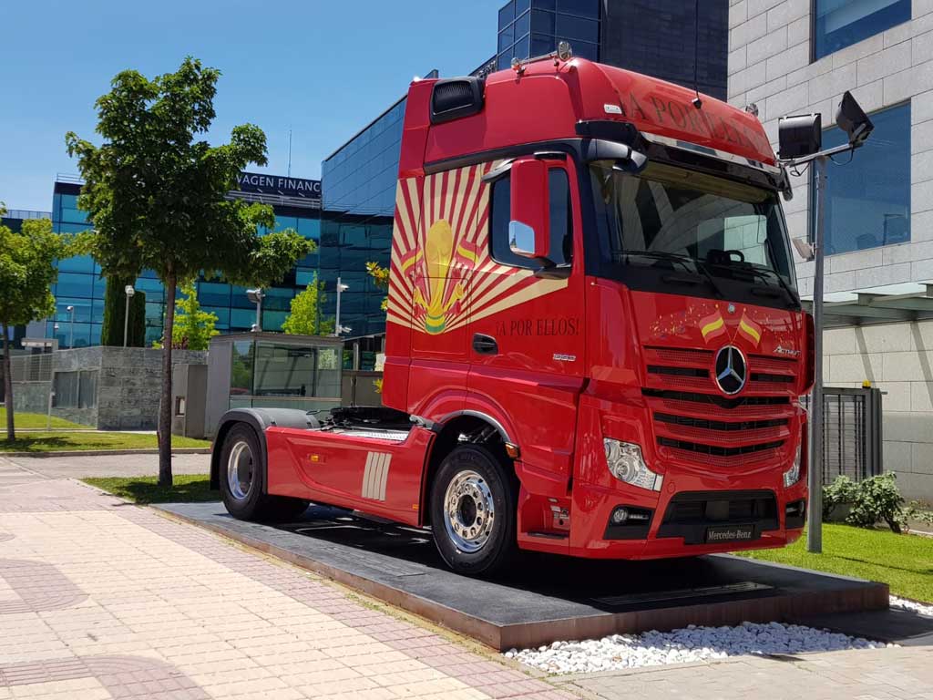 Mercedes-Benz Trucks decora el Actros 1863 para animar a la Selección Española