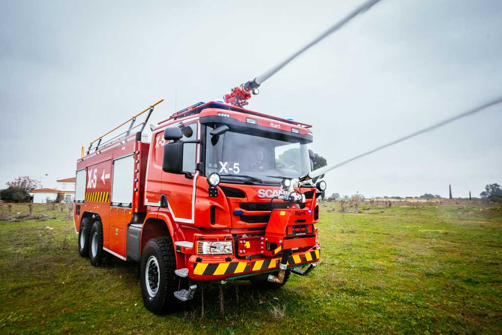 AENA adquiere 14 vehículos autoextintores Scania AENA adquiere 14 vehículos autoextintores Scania