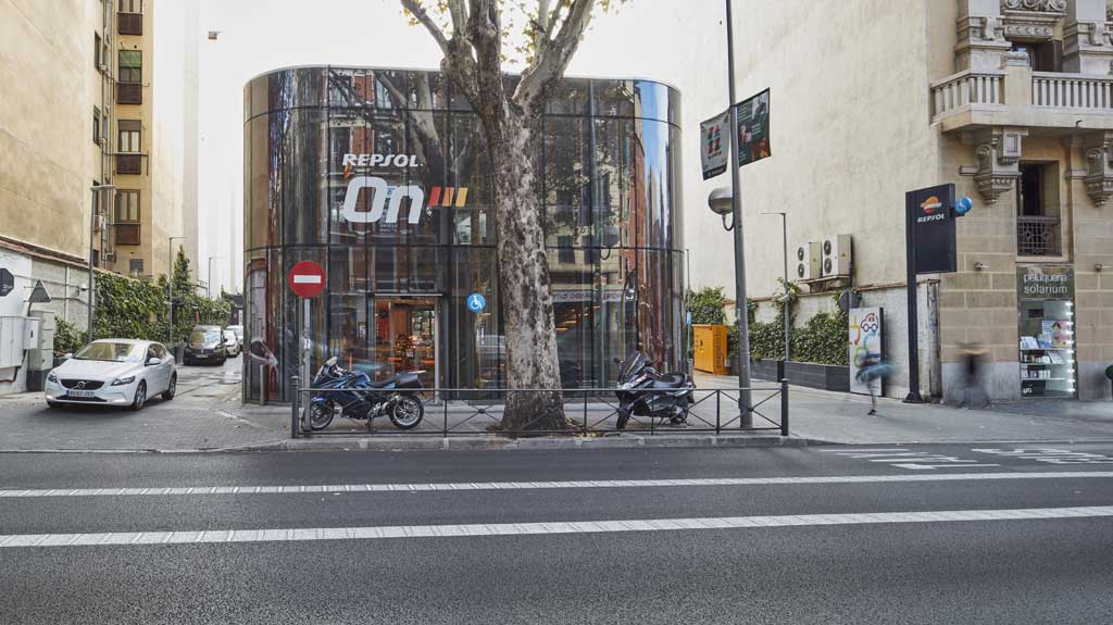 La tienda Repsol On de Madrid, reconocida por su diseño