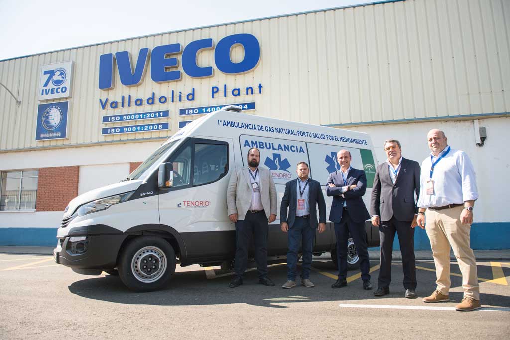 Iveco hace entrega de la primera ambulancia de gas natural de Europa Iveco hace entrega de la primera ambulancia de gas natural de Europa