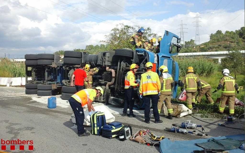 Vuelca un camión con materiales peligrosos en El Morell