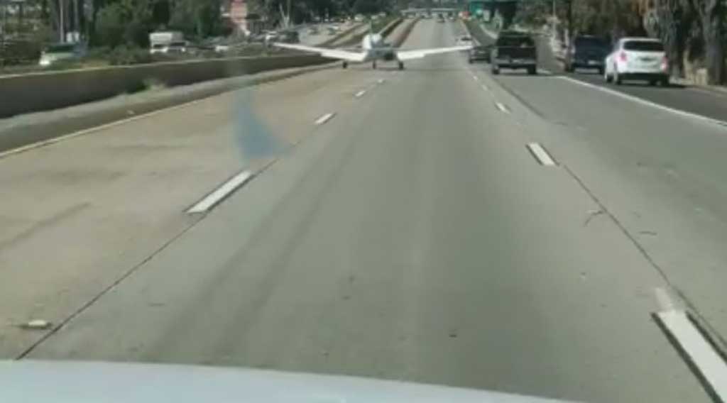 Una avioneta aterriza sobre una carretera en California