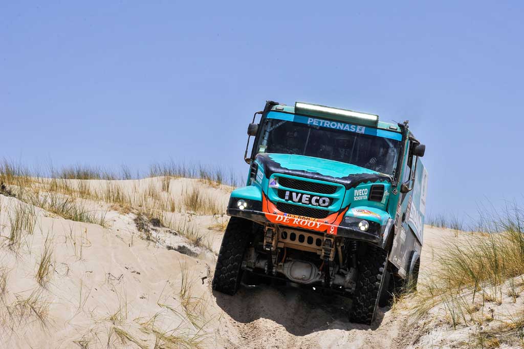 El equipo Petronas De Rooy Iveco, listo para competir en el Dakar