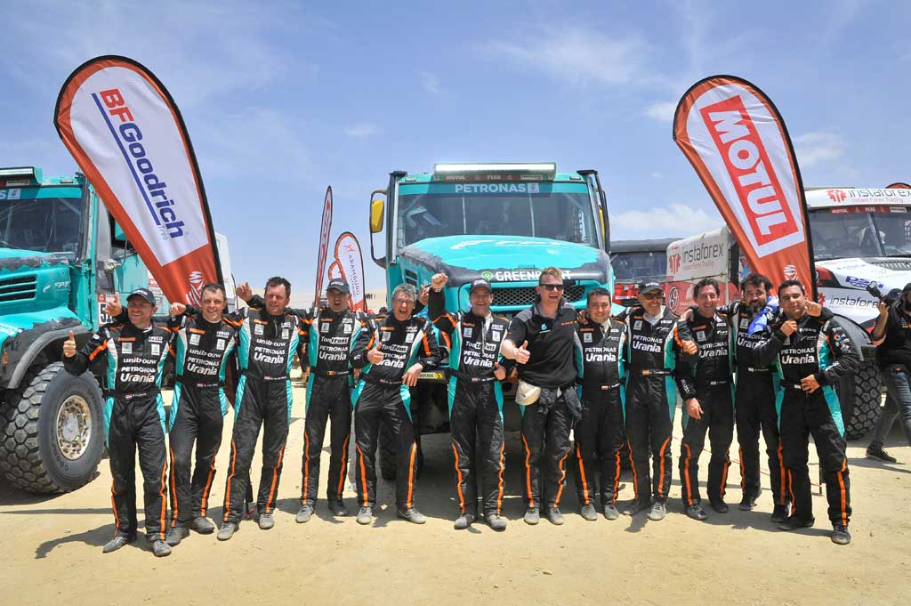 El equipo Petronas De Rooy Iveco termina el Dakar con un podio