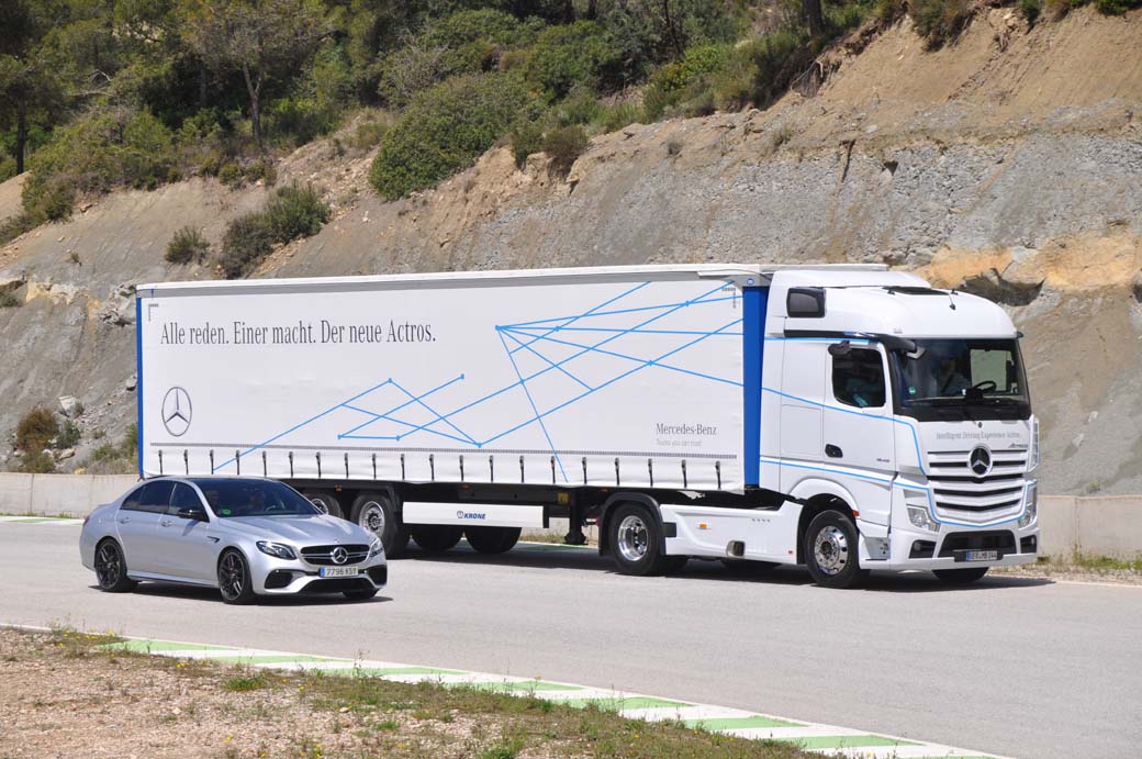 SUPERCOMPARATIVO MB Actros Quinta Generación 510 versus MB class E AMG V8 Biturbo S