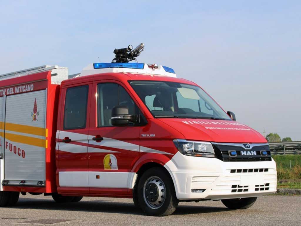 MAN dona una TGE al cuerpo de bomberos del Vaticano MAN dona una TGE al cuerpo de bomberos del Vaticano