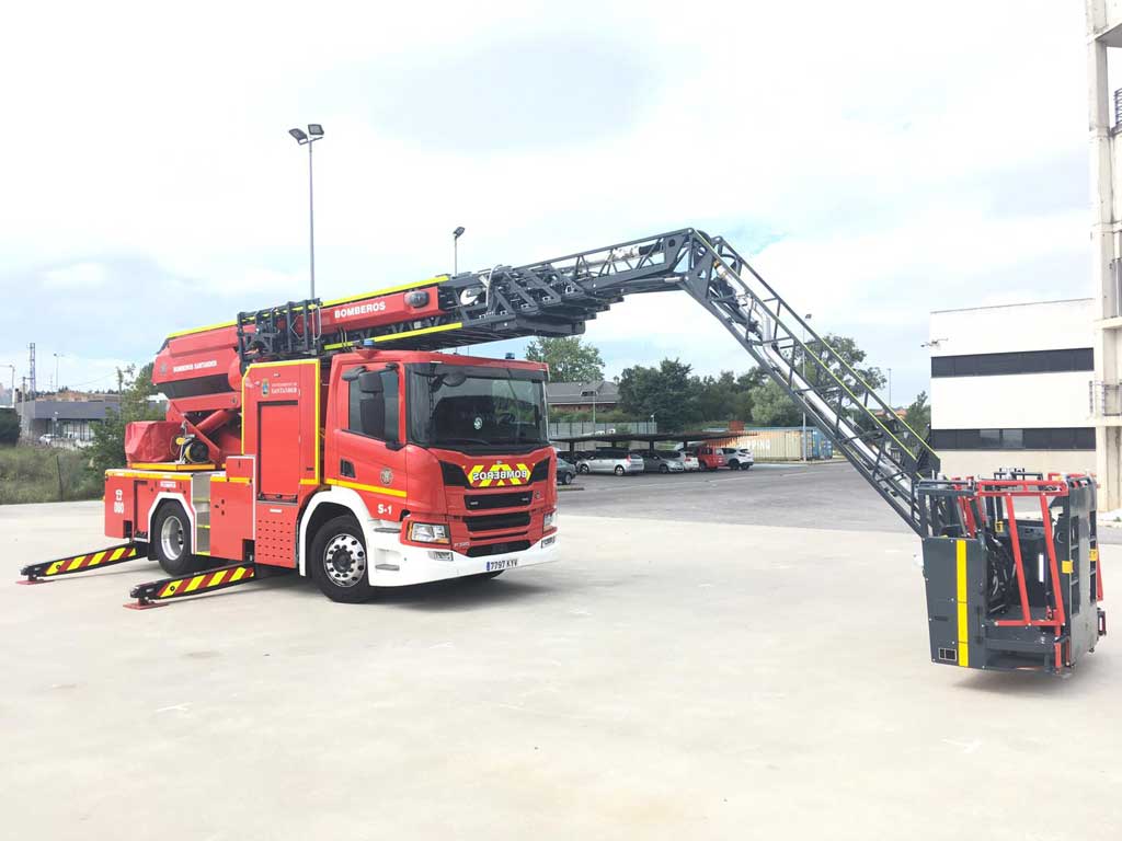 Los bomberos de Santander estrenan una autoescalera automática Scania Los bomberos de Santander estrenan