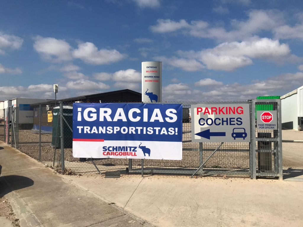 Schmitz Cargobull entrega bolsas con alimentos a los transportistas
