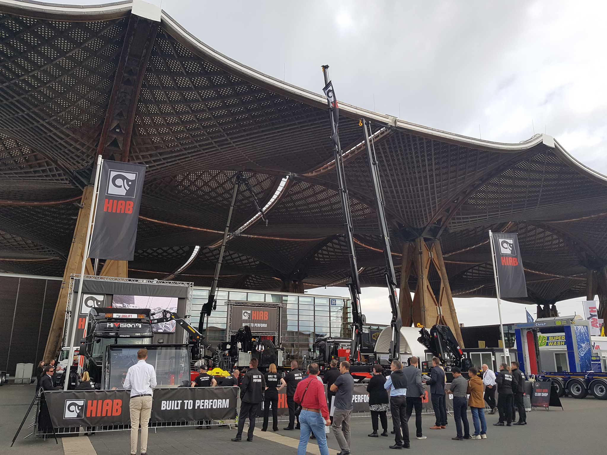 Hiab recibe un pedido de 100 grúas