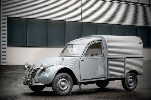El Citroën 2 CV furgoneta cumple años