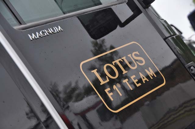 Los Renault Magnum del Team Lotus F1 dan el salto