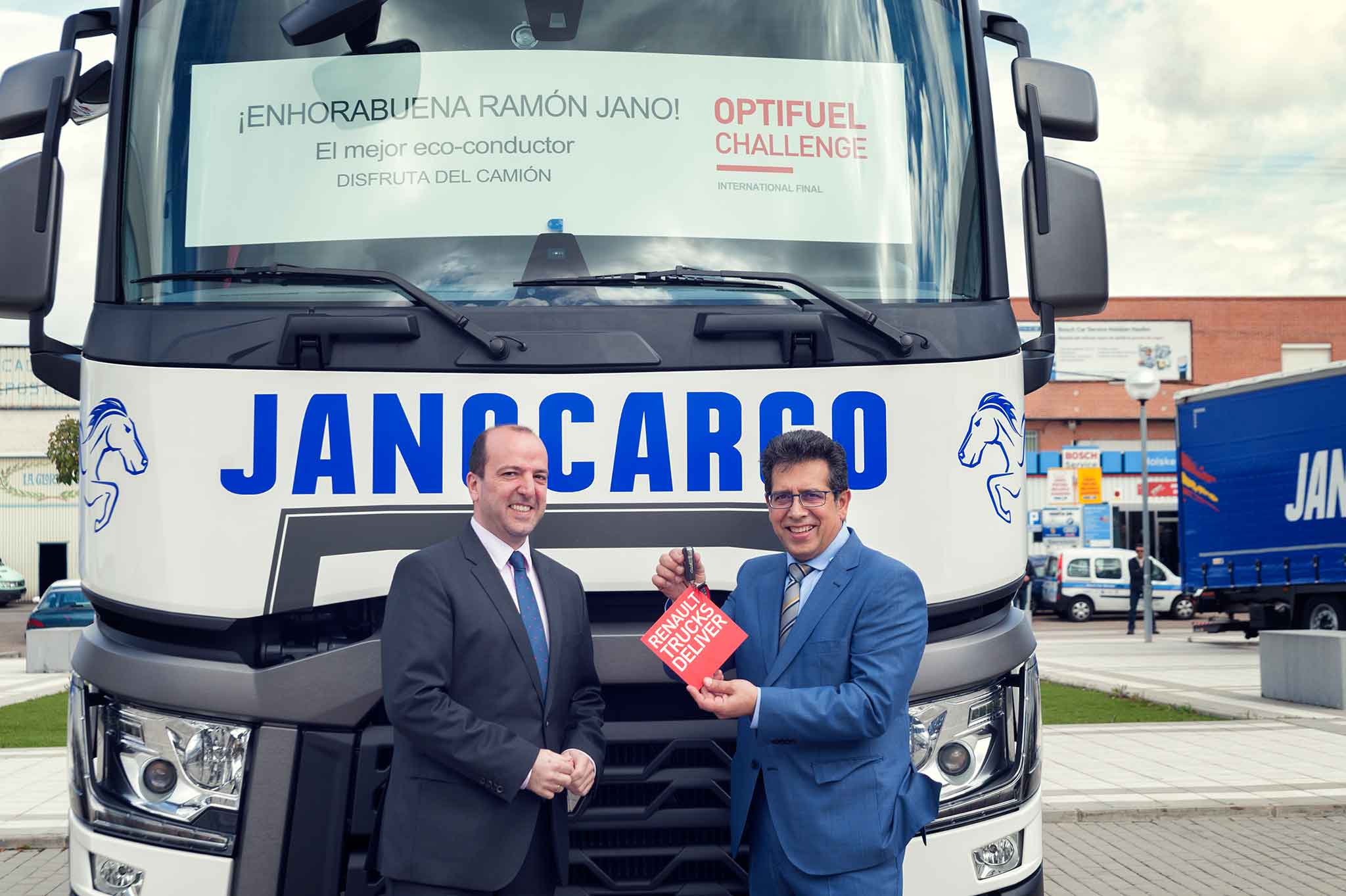 El ganador del Campeonato Internacional Optifuel Challenge 2015 recibe su premio