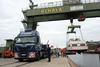 Un Iveco Stralis transporta un barco de 73 toneladas
