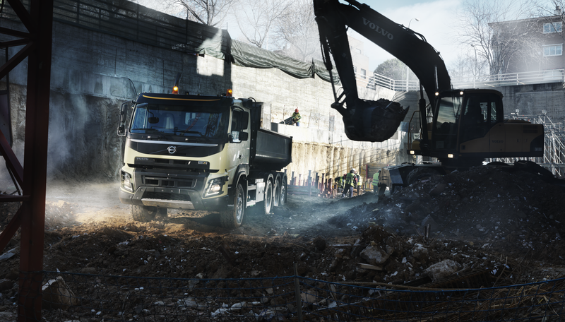 Cuando la vida y el Volvo FMX cuelgan de un cable