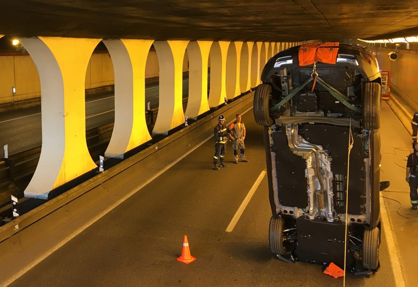 Camión golpea coche con el techo de un túnel