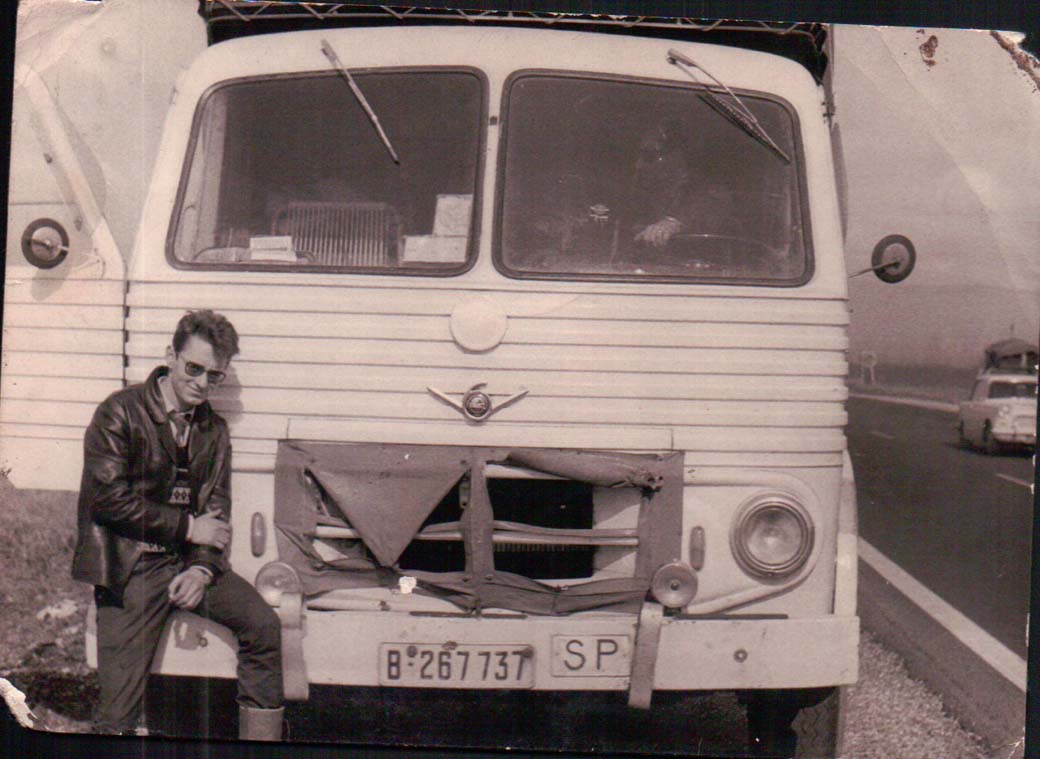 Xavier Castells en su juventud, durante un viaje a Alemania, posa frente a uno de los Pegaso "Barajas" de la empresa familiar. 
