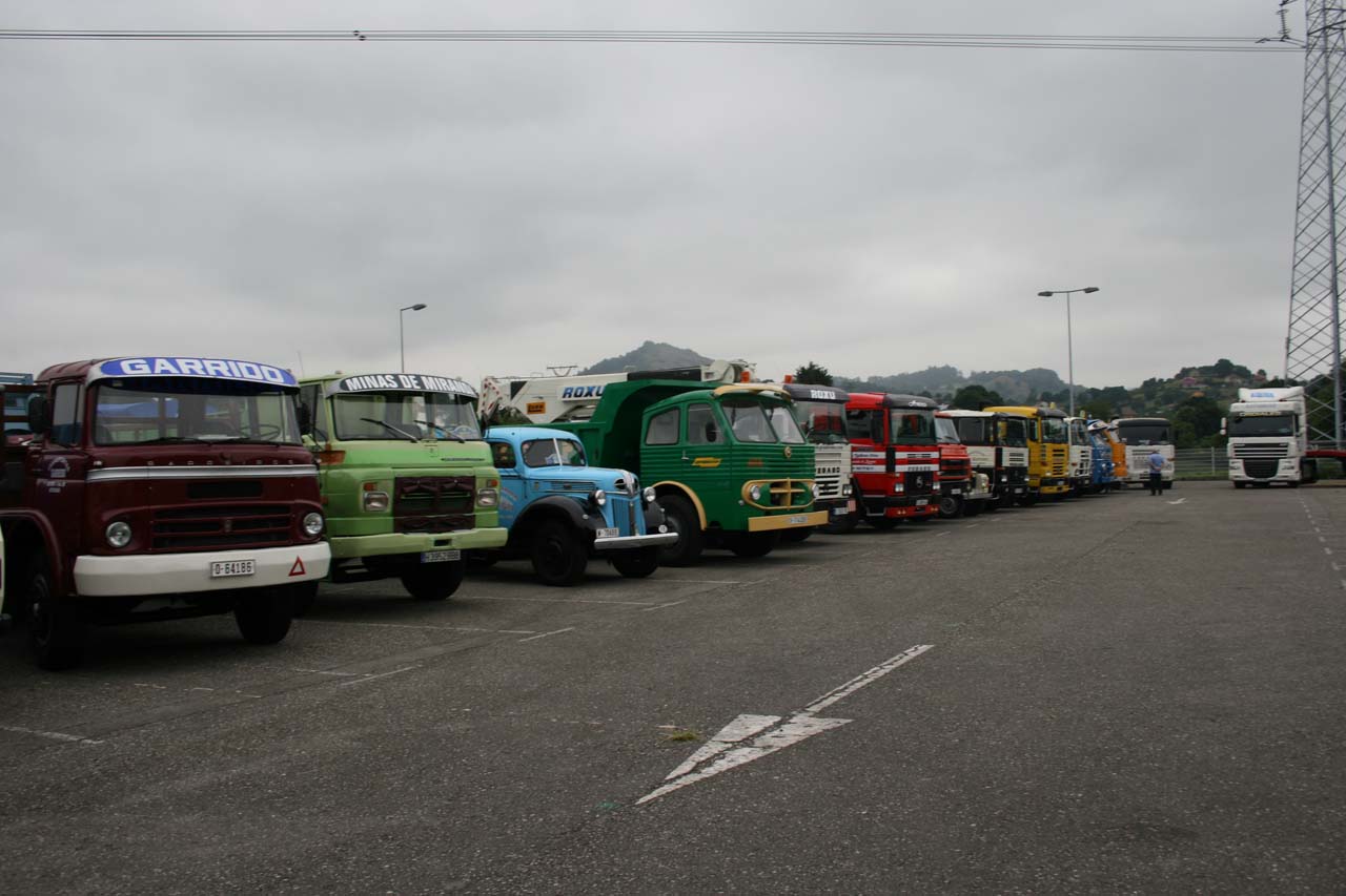 Camiones de todas las épocas reunidos en Pola de Siero.