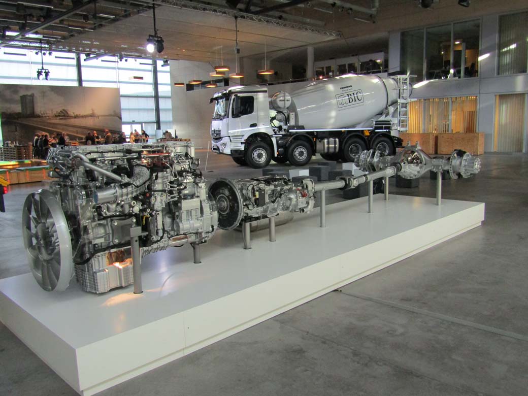 Mercedes Benz desvela la técnica de sus camiones de obra y construcción Arocs.