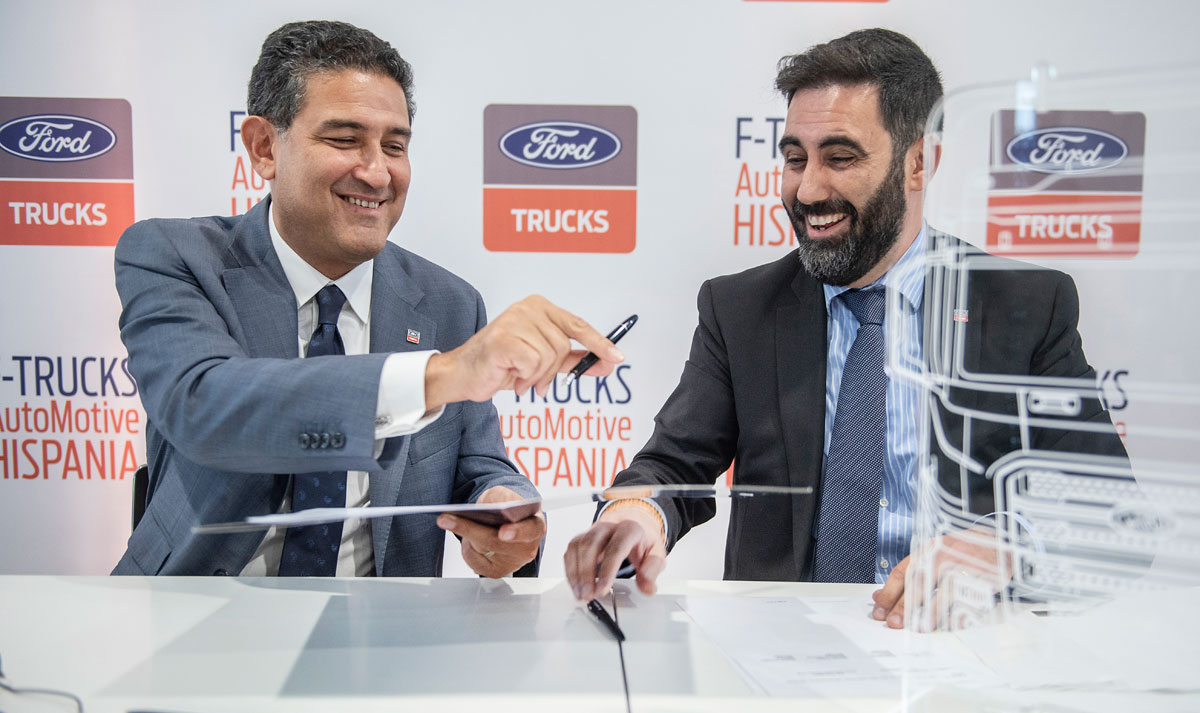 Momento de la rúbrica del acuerdo entre Haydar Yeniçün de Ford Trucks Otosan y José Luís Quero de F-Trucks Automotive Hispania.