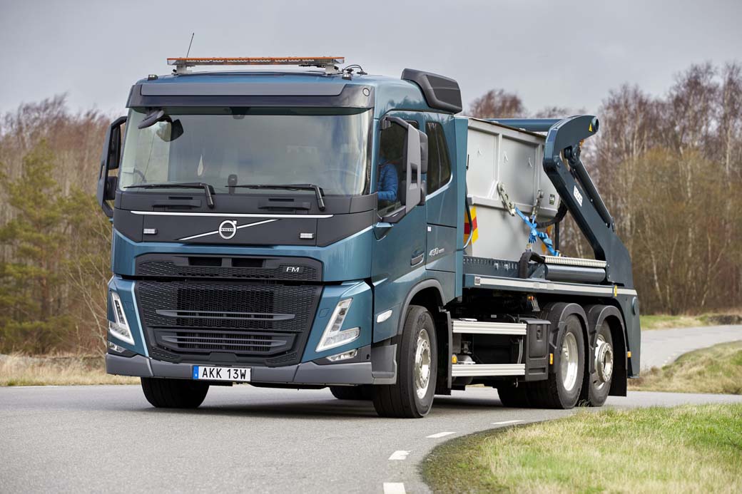 Los FM de Volvo Trucks pueden acometer trabajos en el segmento de la distribución media y pesada, gracias a su cabina de fácil acceso .