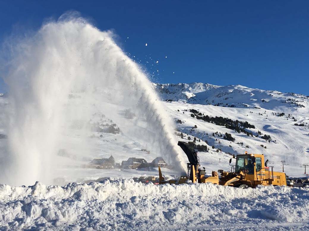 Cada clase práctica implica mover 50 toneladas de nieve tras haber limpiado la calzada.