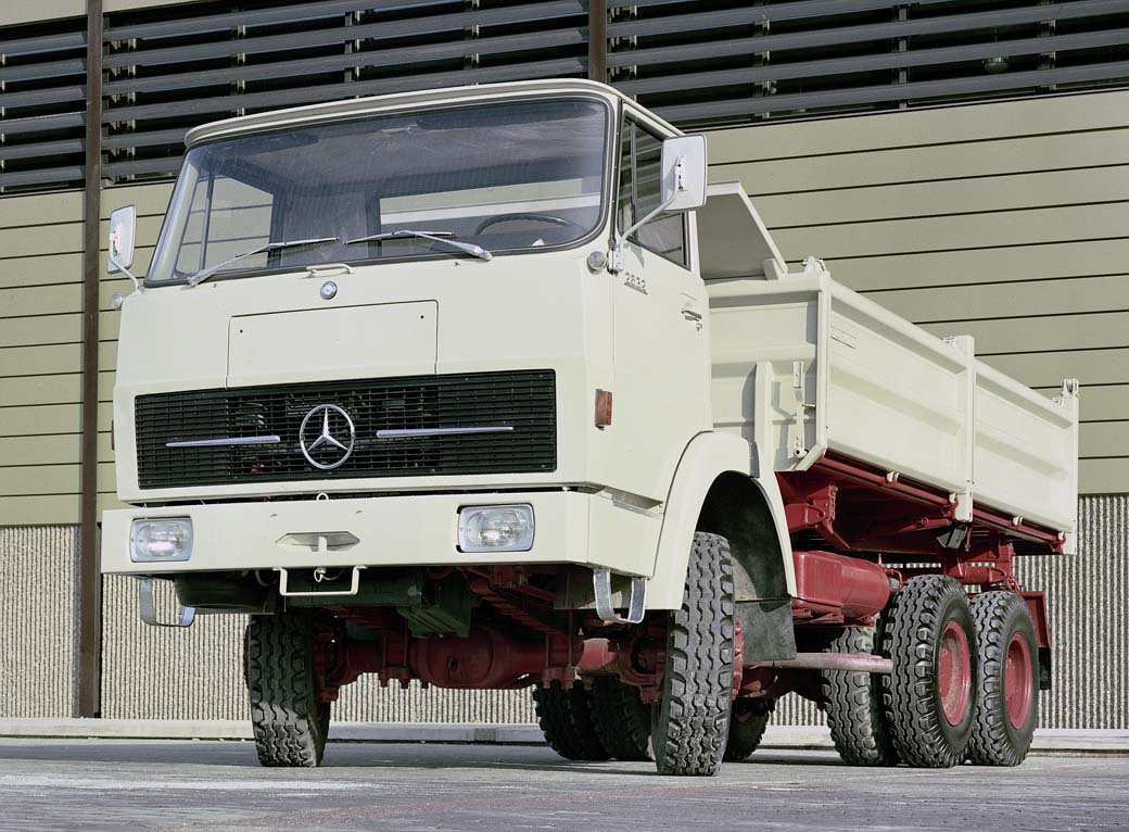 Dúmper de obra tres ejes Mercedes Benz con cabina procedente de Hanomag Henschel.