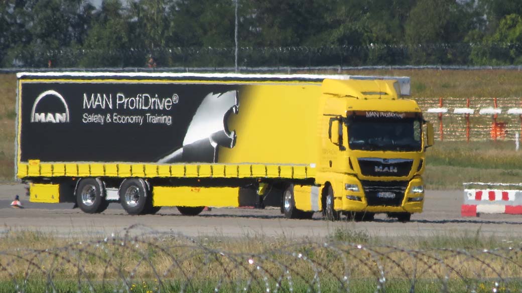 En las pistas del aeropuerto alemán de Schoenefeld probamos las ayudas a la conbducción de los camiones pesados MAN.
