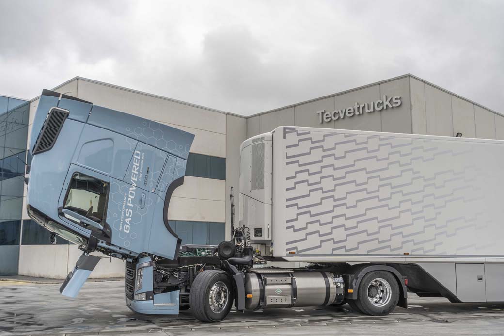 Este Volvo FH alimentado por gas natural licuado destaca por el alto par motor, 2.300 NM, que ofrece en un camión de bajas emisiones.