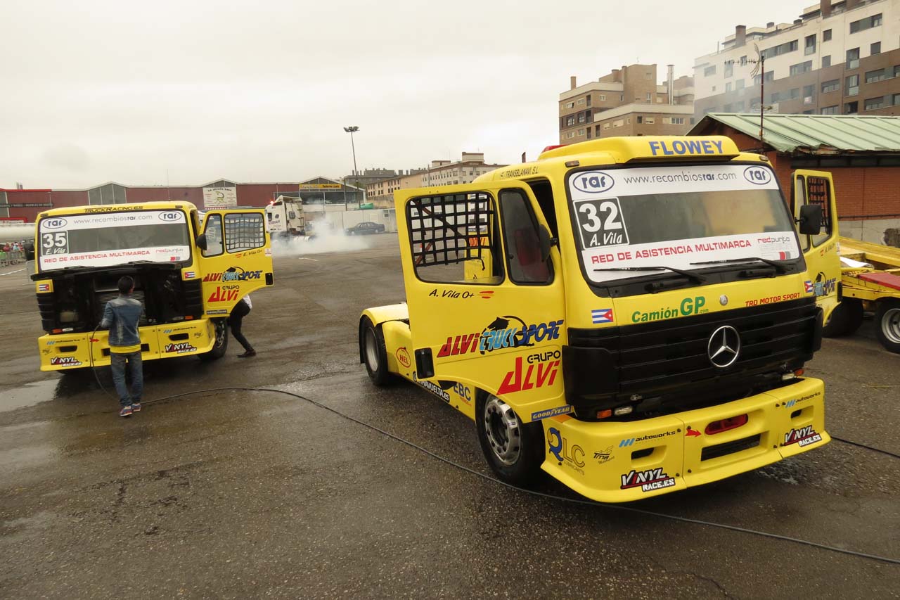 Los Mercedes de competición del team ALVI son unos clásicos en las carreras de camiones y el público los adora.