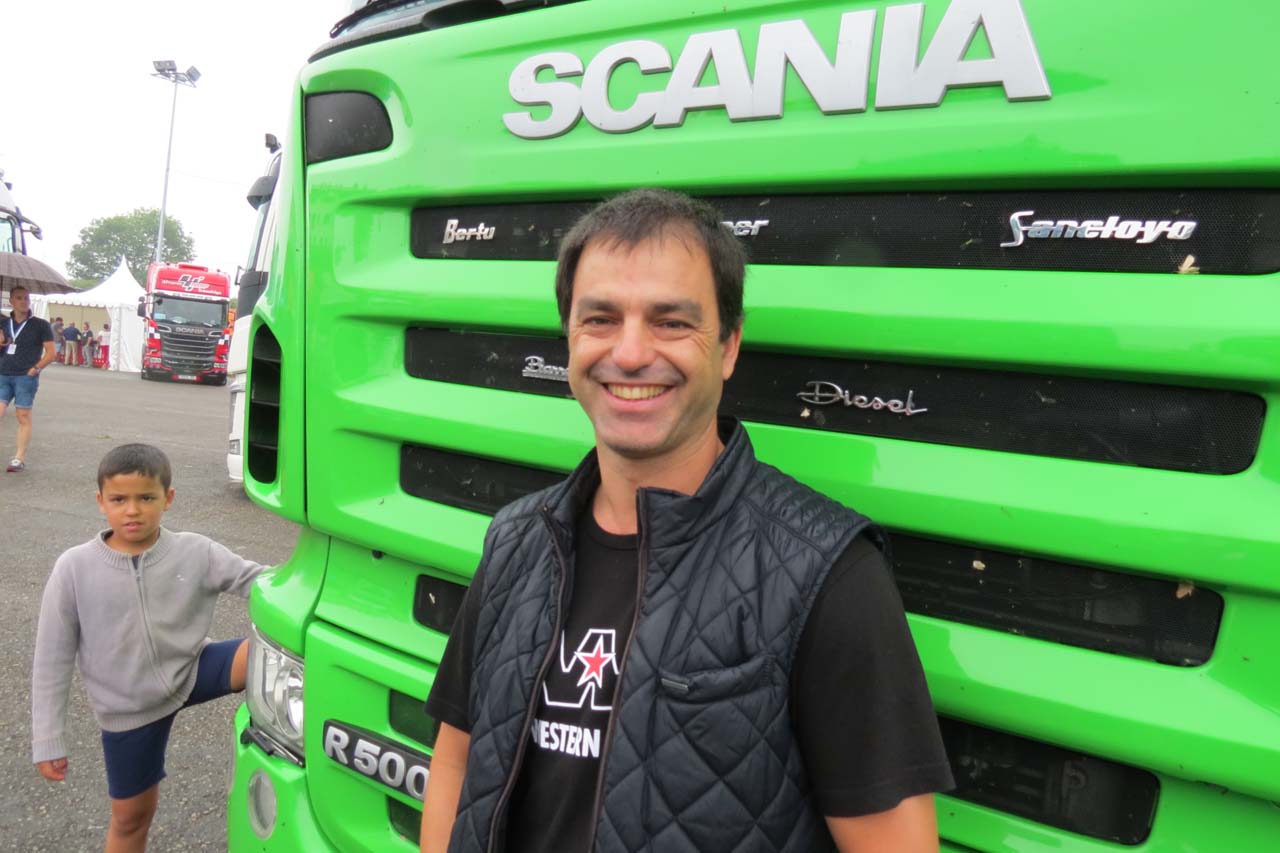 Óscar e hijo frente al Scania "multimarca" de Bertu, aprovechamos para saludarnos en persona.