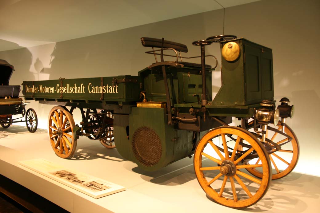 Primer modelo de camión Daimler con 4 CV y 1.500 kilogramos de carga útil.