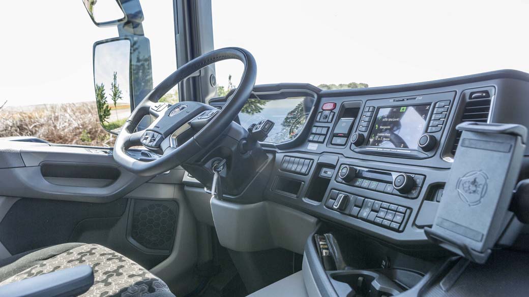 Puesto de conducción del Scania Serie G 410, con poco que envidiar a sus hermanos mayores de las series R y S.