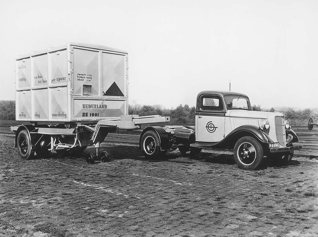 Tractora Ford en 1936 con un novedoso sistema DAF de contenedor multimodal para transporte combinado trailer-ferrocarril.