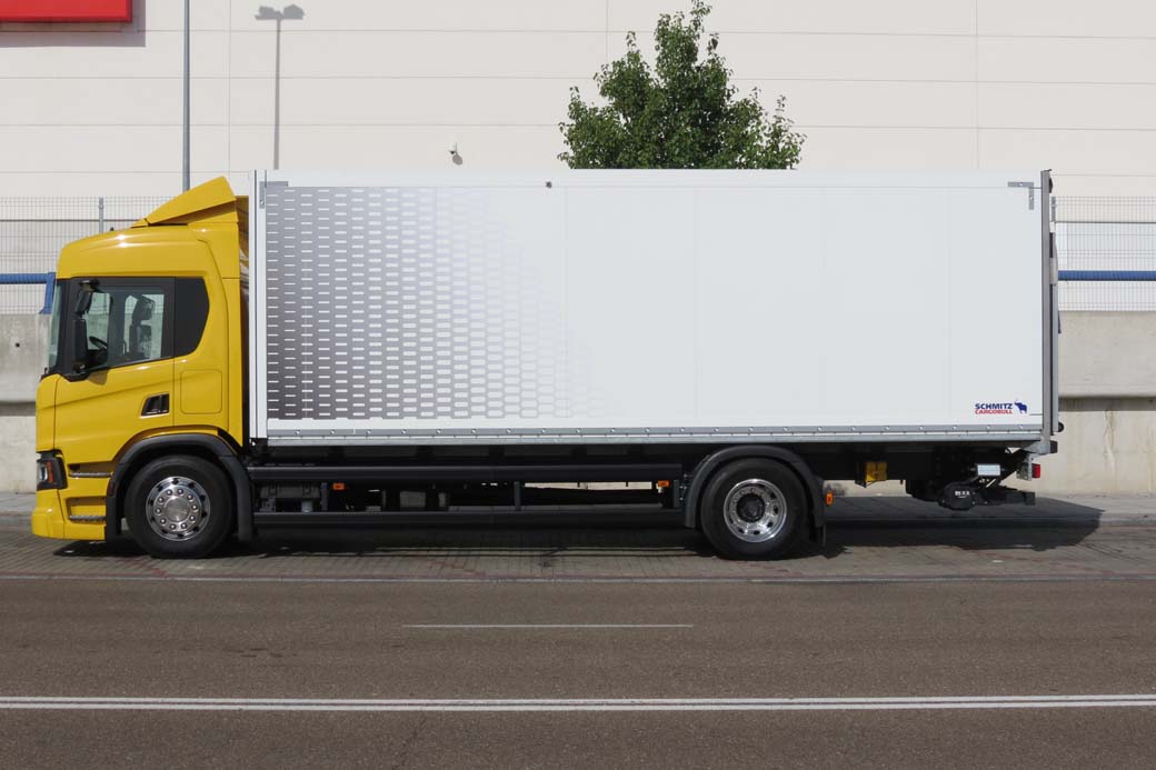 Este furgón 4X2 de 18 toneladas de MMA presenta un peso en vacío de 9.060 kilogramos dejando prácticamente 9 toneladas de carga útil. 