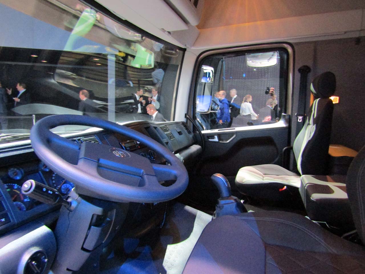 Interior de la cabina del Volkswagen Constellation.