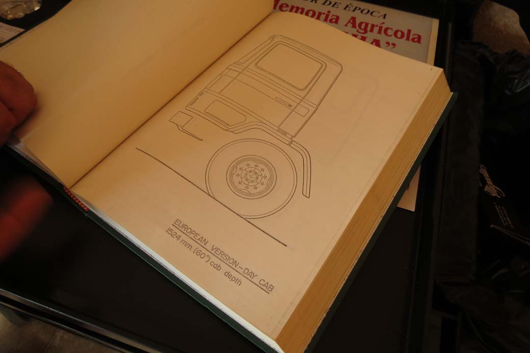 Mario Gamarra conserva sus cuadernos de planos correspondientes al diseño de un camión mundial para Dodge que nunca vió la luz como tal.
