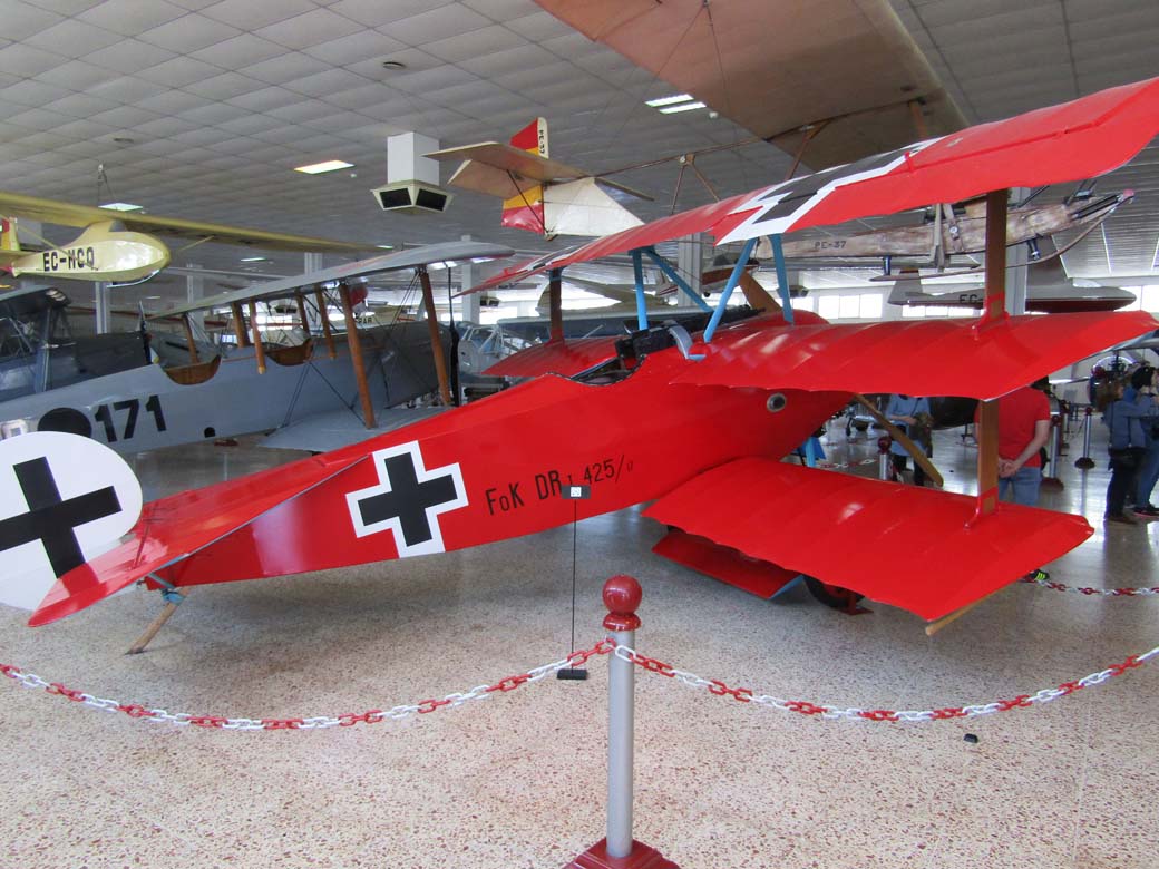 El Fokker más conocido y mítico, el DRI del Barón Rojo, cuya reproducción también forma parte de este museo de aviación.