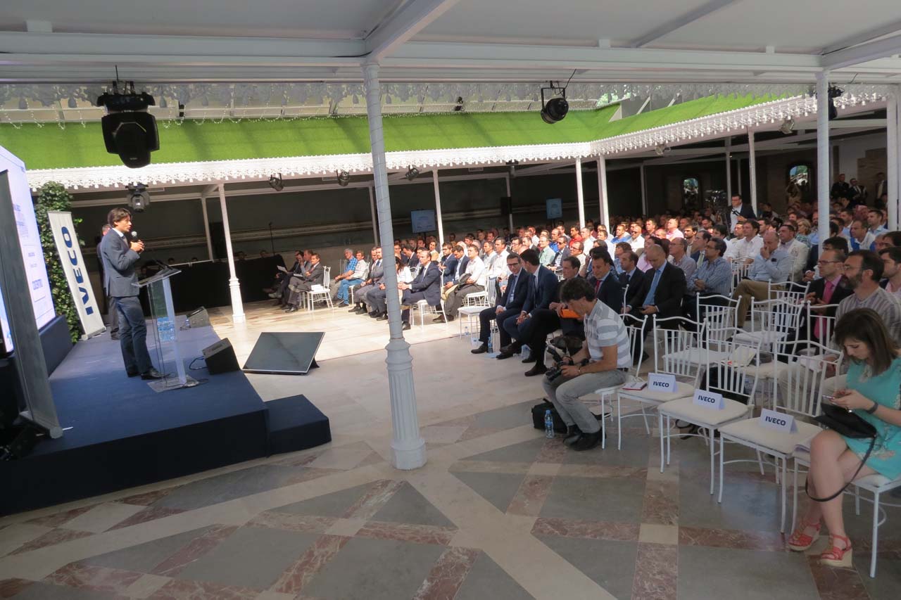 Roberto Anelli de MC Group junto a Jesús Garrido de Cocentro inauguraban la jornada sobre la gama Natural Power de IVECO.